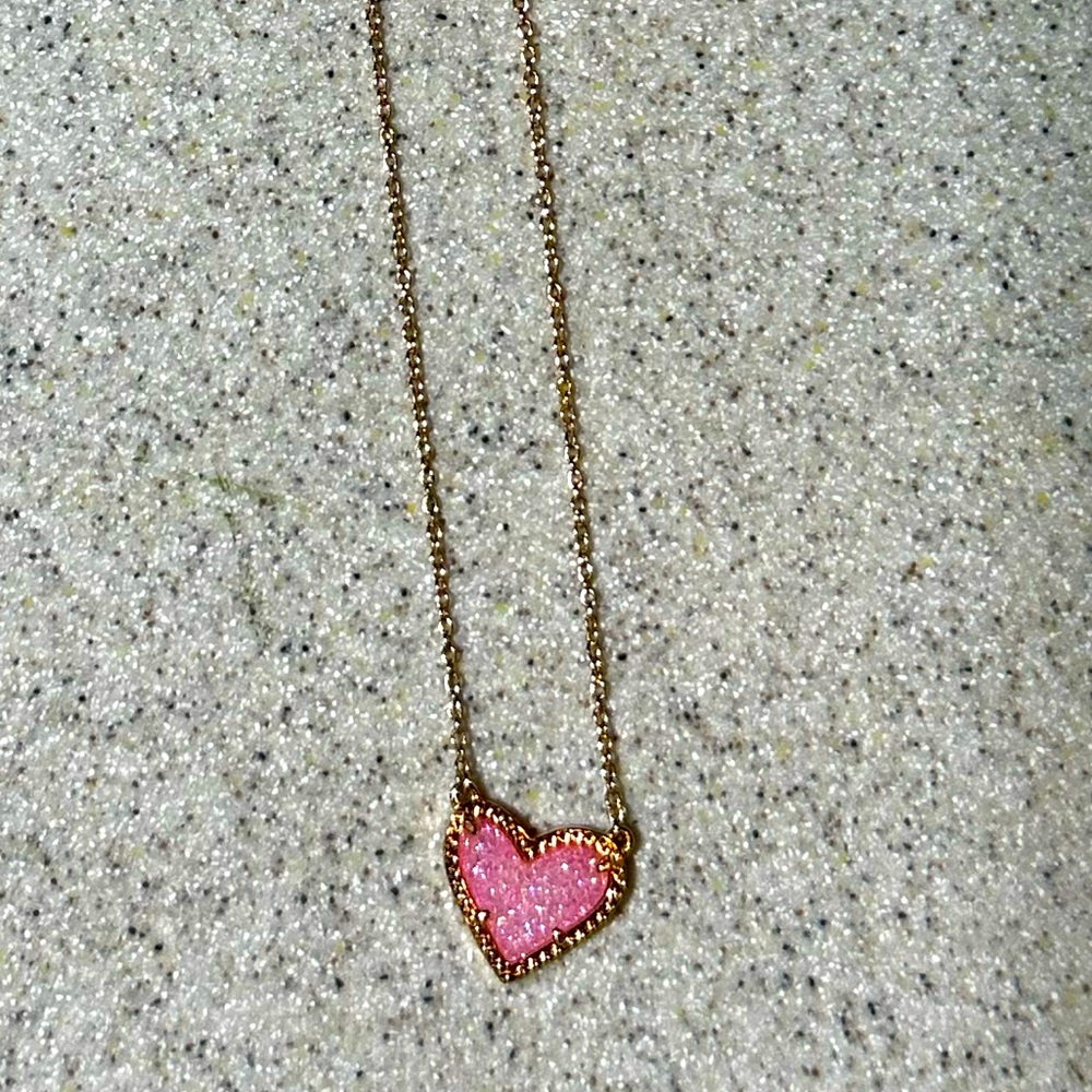 Kendra Scott Ari Heart Gold Pendant Necklace in Bubblegum Pink Kyocera Opal